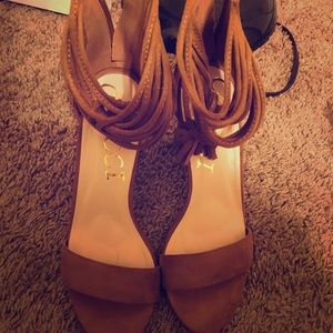 Super cute heels!! Never worn